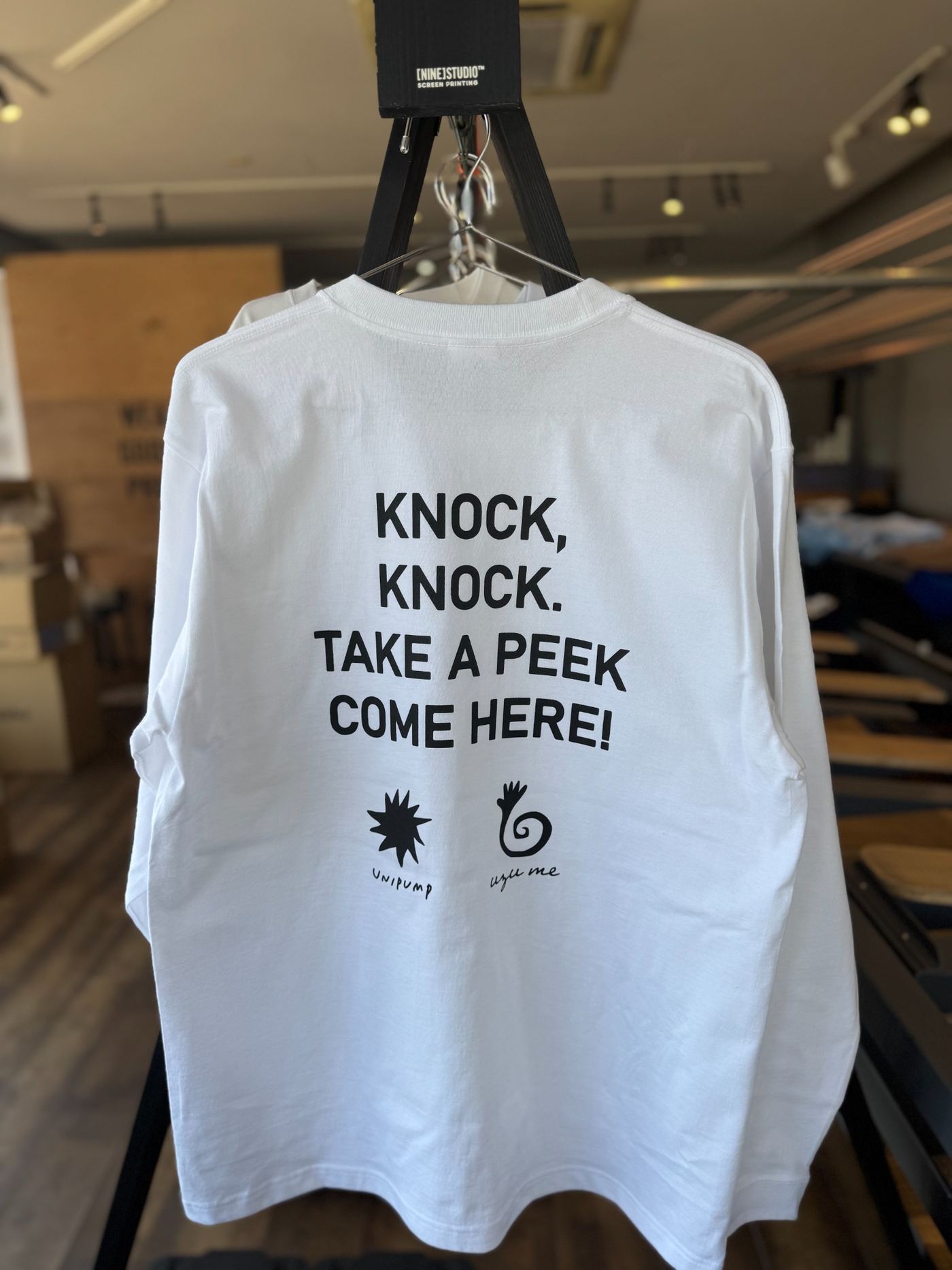 KNOCK KNOCK 白ボディ背面プリント